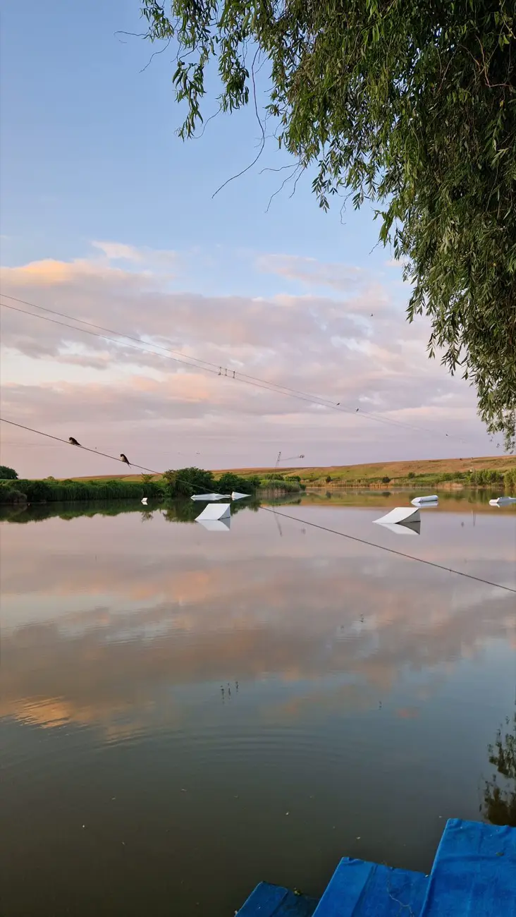 Obstacole pe lac la A2Wake, apus